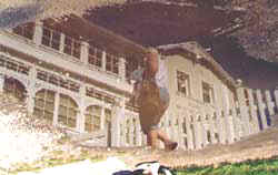 Preis als originellstes Foto beim R�gen-Fotowettbewerb: Villen-Spiegelung in Pf�tze