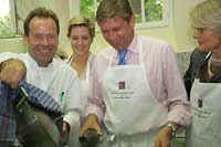 Dieter M�ller und Johannes Heyne am Herd, Foto/Copyright: Ute Glaser